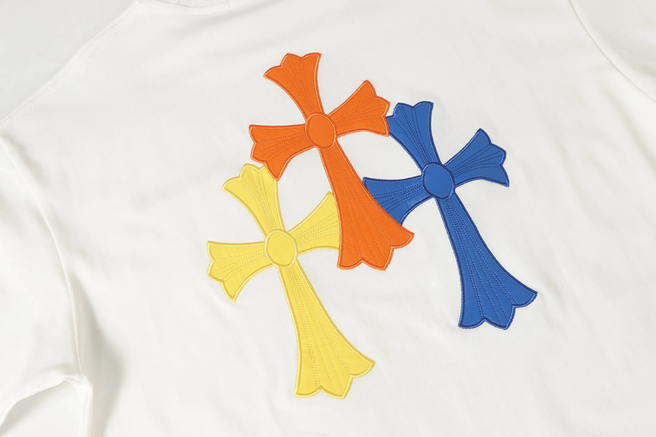 P170 2209 style 280g heavy double yarn -Chrome Hearts/Chrome Hearts Color Cross✝️Skin embroidered short-sleeved T-shirt -High weight, high density and high quality. The wool is soft, delicate and skin-friendly. It feels soft and silky. It has excellent warmth and skin-friendly properties. -Customized weaving and dyeing, no color difference. No matter the fabric or workmanship details, it beats the ordinary version on the market. -Colour: black white -Size: S M L XL